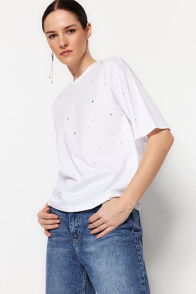 Trendyol Collection Pletené tričko uvolněného střihu Crew Neck White Stone Detail - 100% bavlna TWOSS23TS00153