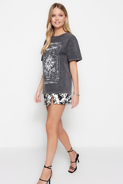 Trendyol Collection Antracitově vybledlý efekt Pletené tričko Boyfriend/široký vzor TWOSS23TS00110