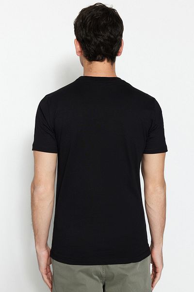 Trendyol Collection Schwarzes Slim Fit-T-Shirt aus Baumwolle mit kleinem Textaufdruck - TMNSS20TS0083