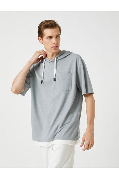 Koton Kapuzen-T-Shirt mit kurzen Ärmeln und detaillierter Tasche