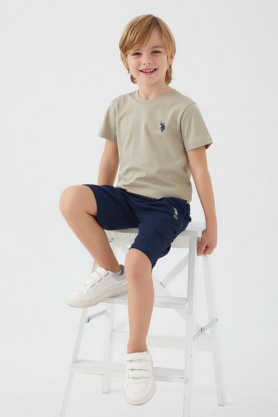 U.S. Polo Assn. بدلة برمودا للأولاد باللون الكاكي الفاتح من Live Naturals
