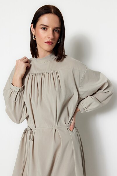 Trendyol Modest Šedé tkané šaty s páskem TCTSS23EB00281