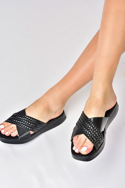 Fox Shoes Černé dámské pantofle z pravé kůže se zkříženými pruhy M291049903