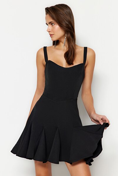 Trendyol Collection Černý korzet s podšívkou do A Detailní lemování Tkané krátké elegantní večerní šaty Šaty pro návrat domů TPRSS23EL00251