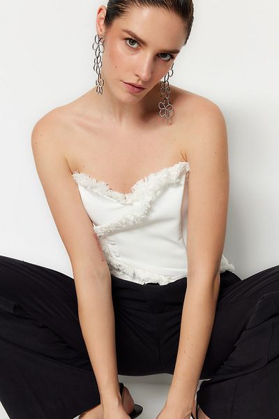 Trendyol Collection Gewebtes Bustier in Ecru mit Troddeln – gefüttert und figurformend TPRSS22BS0070