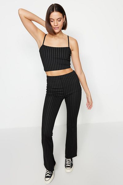 Trendyol Collection Schwarze Smart Slit Flare/Spanish Leg High Waist Gestreifte Strick-Leggings-Hose TWOSS23PL00126