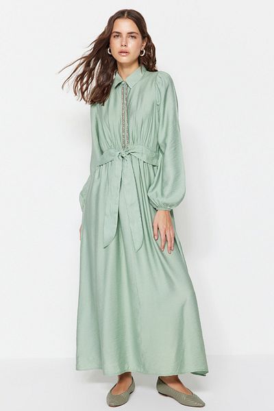 Trendyol Modest Světlé khaki šaty se zavazováním a proužky, tkané šaty TCTSS23EB00272