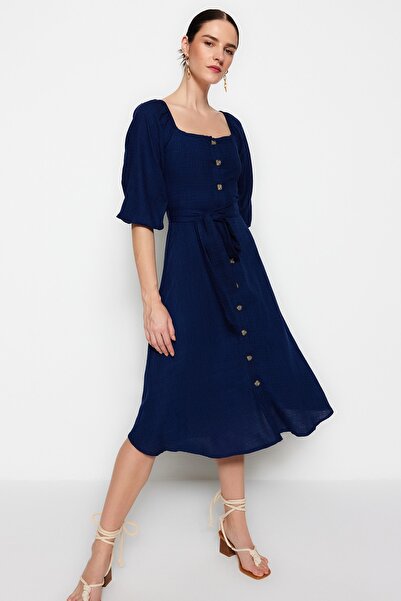 ترينديول كوليكشن فستان منسوج متوسط الطول بحزام باللون الأزرق الداكن TWOSS19IE...