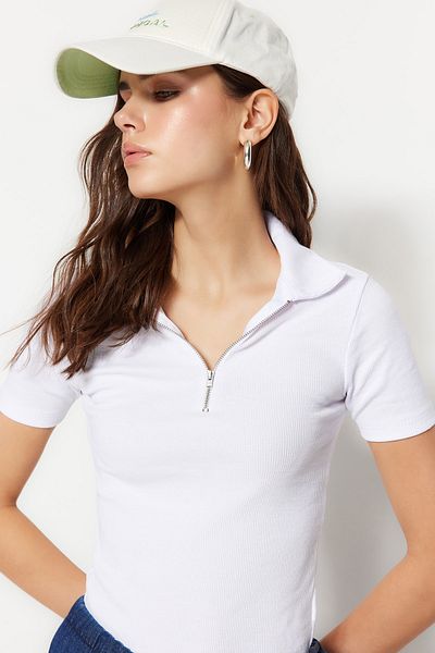 Trendyol Collection Weiße gerippte, dehnbare Strickbluse mit Reißverschluss und detailliertem Polo-Ausschnitt TWOSS23BZ00496