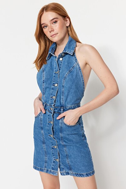 Trendyol Collection Blaues Neckholder-Jeanskleid TWOSS23EL01109