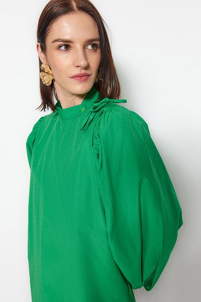 Trendyol Modest Grüne, weit geschnittene Tunika aus gewebter Baumwolle mit Ballonärmeln TCTSS23UK00063