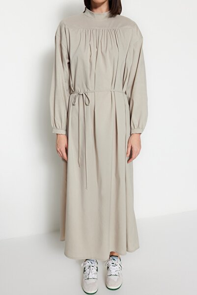 Trendyol Modest Šedé tkané šaty s páskem TCTSS23EB00281