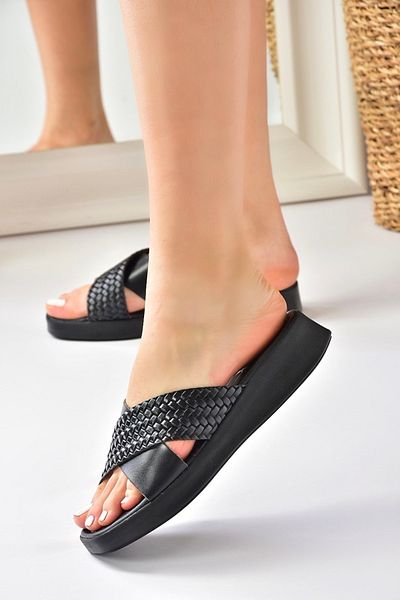 Fox Shoes Černé dámské pantofle z pravé kůže se zkříženými pruhy M291049903