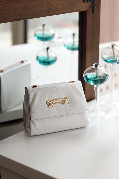 Moom Bag Geantă de damă cu acoperire argintie cu lanț detaliat pentru accesorii