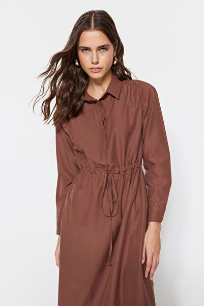 Trendyol Modest Tmavě hnědé bavlněné tkané šaty s nabíraným pasem TCTSS23EB00067