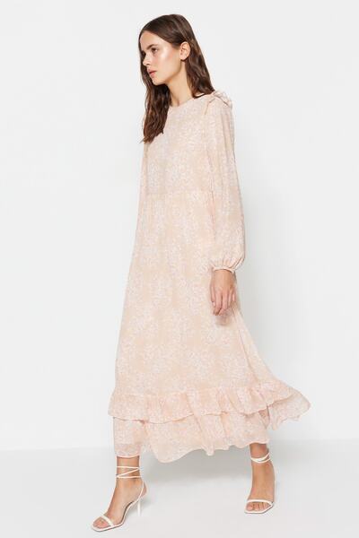 Trendyol Modest Svetloružové kvetinové volániky na ramenách detailne podšité tkané šifónové šaty TCTSS23EB00143