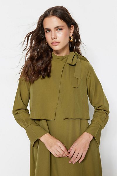 Trendyol Modest Khakifarbenes, gewebtes Kleid mit Kragen und Krawatte TCTSS23EB00283