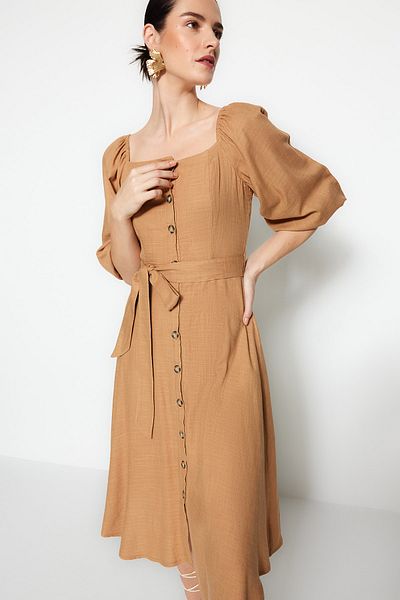 Trendyol Collection Kamelfarbenes Midikleid in Leinenoptik mit Gürtel und geknöpftem, quadratischem Kragen TWOSS19IE0009