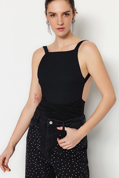 Trendyol Collection Detailní tkané tělo s černým límcem TPRSS22BD0015
