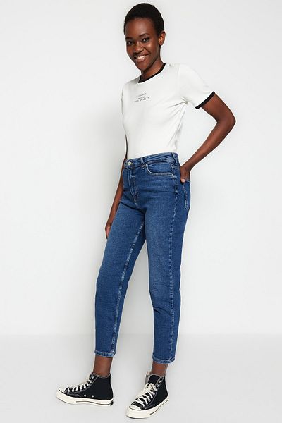 Trendyol Collection Dunkelblaue, nachhaltigere High Waist Slim Mom Jeans TWOSS23JE00157
