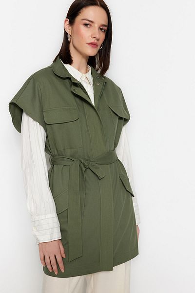 Trendyol Modest Khakifarbene, gewebte Weste mit breitem Schultergürtel und Gürtel TCTSS23YL00049