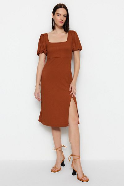 Trendyol Collection Skořicový čtvercový límec s balónkovým rukávem A-Line štěrbina Detailní zavinování/texturované midi pletené šaty TWOSS23EL01533