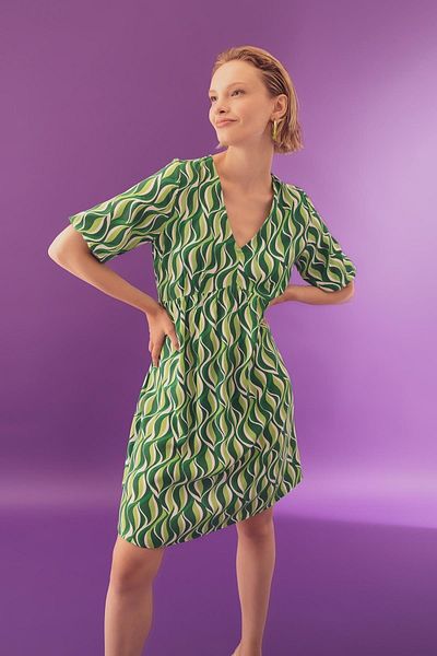 DeFacto A-Linien-Minikleid mit V-Ausschnitt und Retro-Muster aus Kunstleder mit halben Ärmeln
