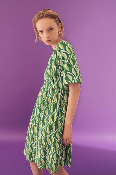 DeFacto A-Linien-Minikleid mit V-Ausschnitt und Retro-Muster aus Kunstleder mit halben Ärmeln