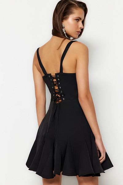 Trendyol Collection Černý korzet s podšívkou do A Detailní lemování Tkané krátké elegantní večerní šaty Šaty pro návrat domů TPRSS23EL00251