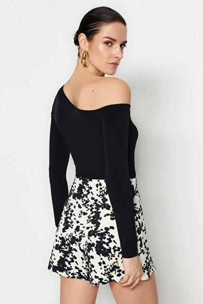 Trendyol Collection Černé okénko/vyříznuté detailní nacvakávací body TPRSS22BD0081