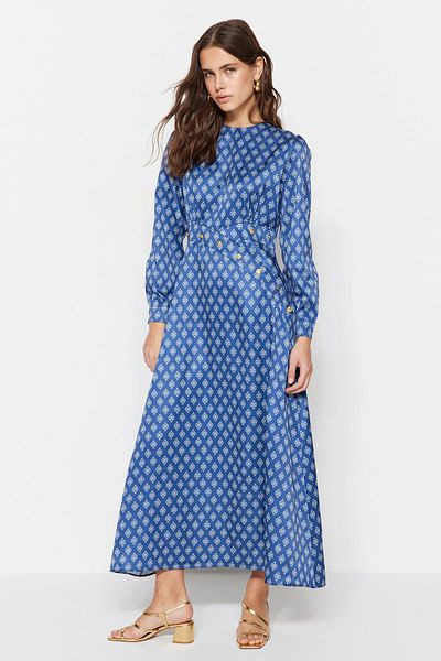 Trendyol Modest Detailní saténové tkané šaty s tmavě modrým vzorem na knoflíky TCTSS23EB00073