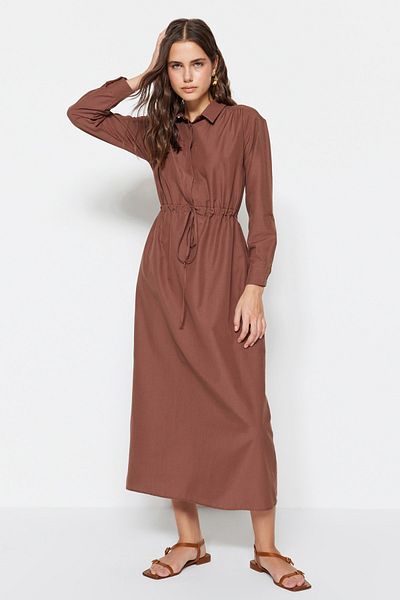 Trendyol Modest Tmavě hnědé bavlněné tkané šaty s nabíraným pasem TCTSS23EB00067