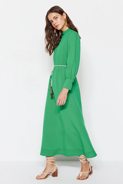 Trendyol Modest Πράσινη ζώνη Λεπτομερές υφασμένο φόρεμα με φαρδιά μανσέτα TCTSS23EB00226