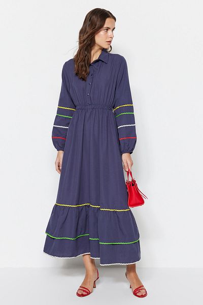 Trendyol Modest فستان منسوج من القطن بتفاصيل شريطية باللون الأزرق الداكن TCTSS23EB00302
