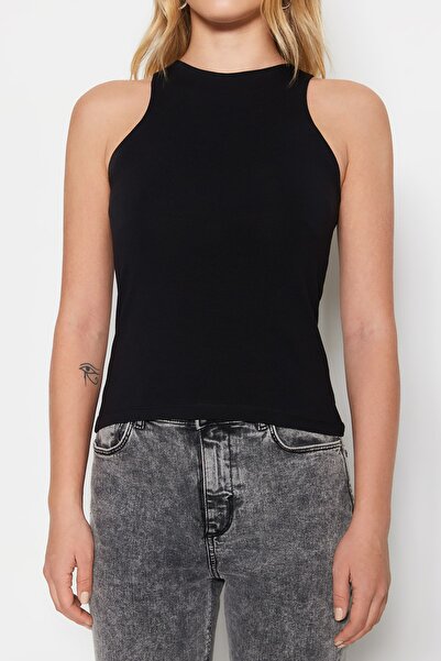 Trendyol Collection Czarna bawełniana koszulka typu halter, dopasowana/elastyczna dzianina, sportowiec siedzący na ciele TWOSS23AL00069