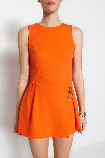 Trendyol Collection Orangefarbener Mini-Kurzrock mit Gürteldetail, gewebter Overall TWOSS23TU00085