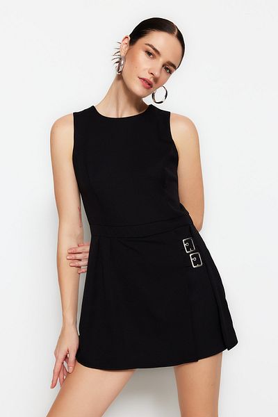 Trendyol Collection Černé mini šortky Sukně Pásek Detailní tkaný overal TWOSS23TU00085