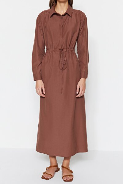 Trendyol Modest Tmavě hnědé bavlněné tkané šaty s nabíraným pasem TCTSS23EB00067