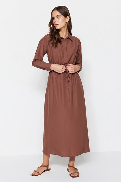 Trendyol Modest Tmavě hnědé bavlněné tkané šaty s nabíraným pasem TCTSS23EB00067