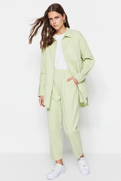 Trendyol Modest طقم قميص وسروال من القطن المنسوج باللون الأخضر TCTSS23US00065