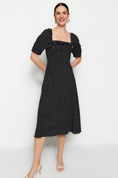 Trendyol Collection Černé áčkové midi tkané tkané šaty s puntíky TWOSS21EL0511