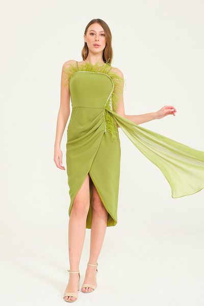 SpringStore Rochie de seară adunată verde fistic cu accesorii din pene