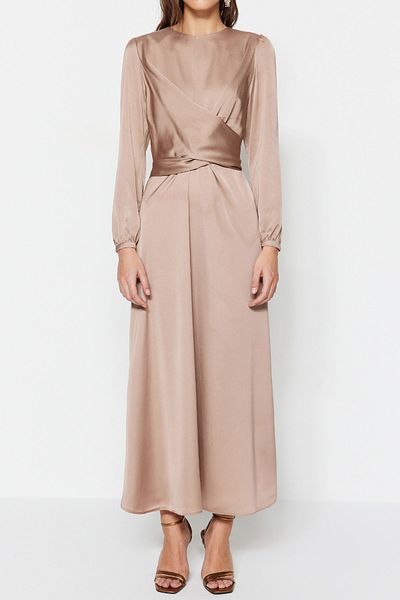 Trendyol Modest Beigefarbenes Satin-Abendkleid mit überkreuzten Bindedetails TCTAW22EB0105
