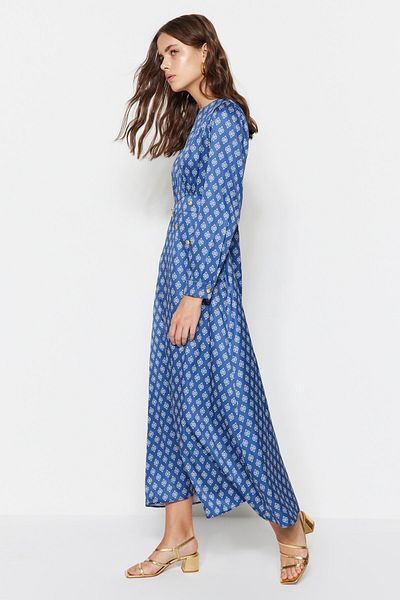 Trendyol Modest Detailní saténové tkané šaty s tmavě modrým vzorem na knoflíky TCTSS23EB00073