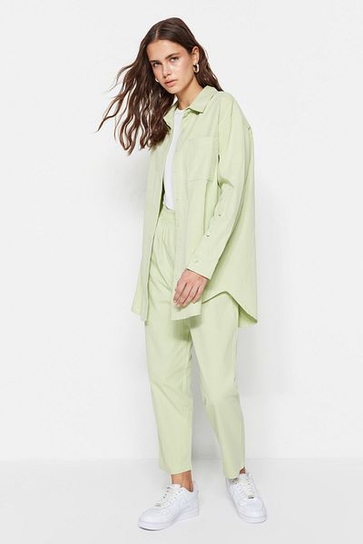 Trendyol Modest طقم قميص وسروال من القطن المنسوج باللون الأخضر TCTSS23US00065