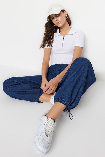Trendyol Collection Weiße gerippte, dehnbare Strickbluse mit Reißverschluss und detailliertem Polo-Ausschnitt TWOSS23BZ00496
