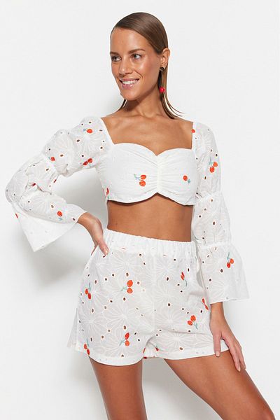 Trendyol Collection Tkané šortky s bílým ovocným vzorem a Bermudy TBESS23SR00049