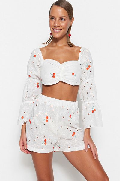 Trendyol Collection Tkané šortky s bílým ovocným vzorem a Bermudy TBESS23SR00049