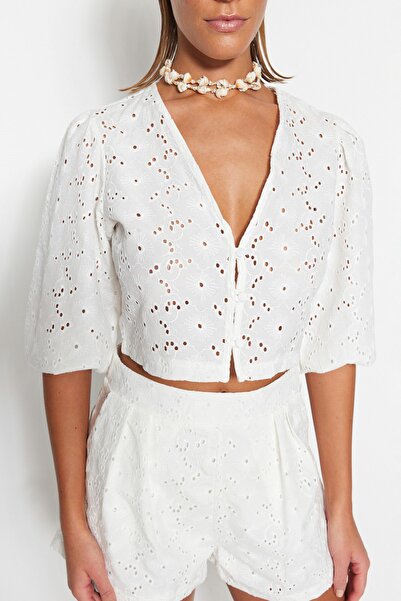 Trendyol Collection Biała, krótka, tkana bluzka TBESS23BZ00069