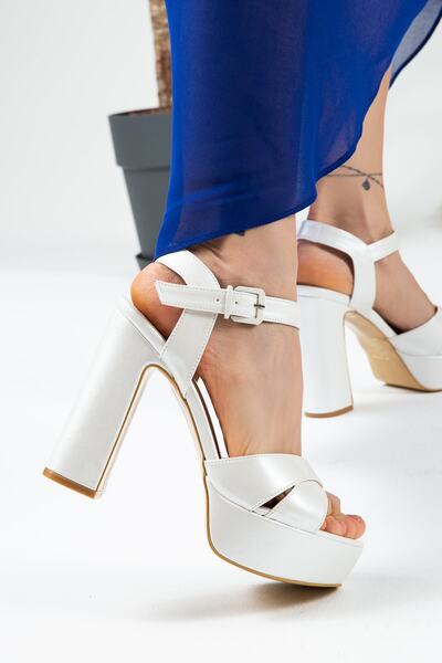 Deery Білі туфлі на підборах для вечірнього вбрання